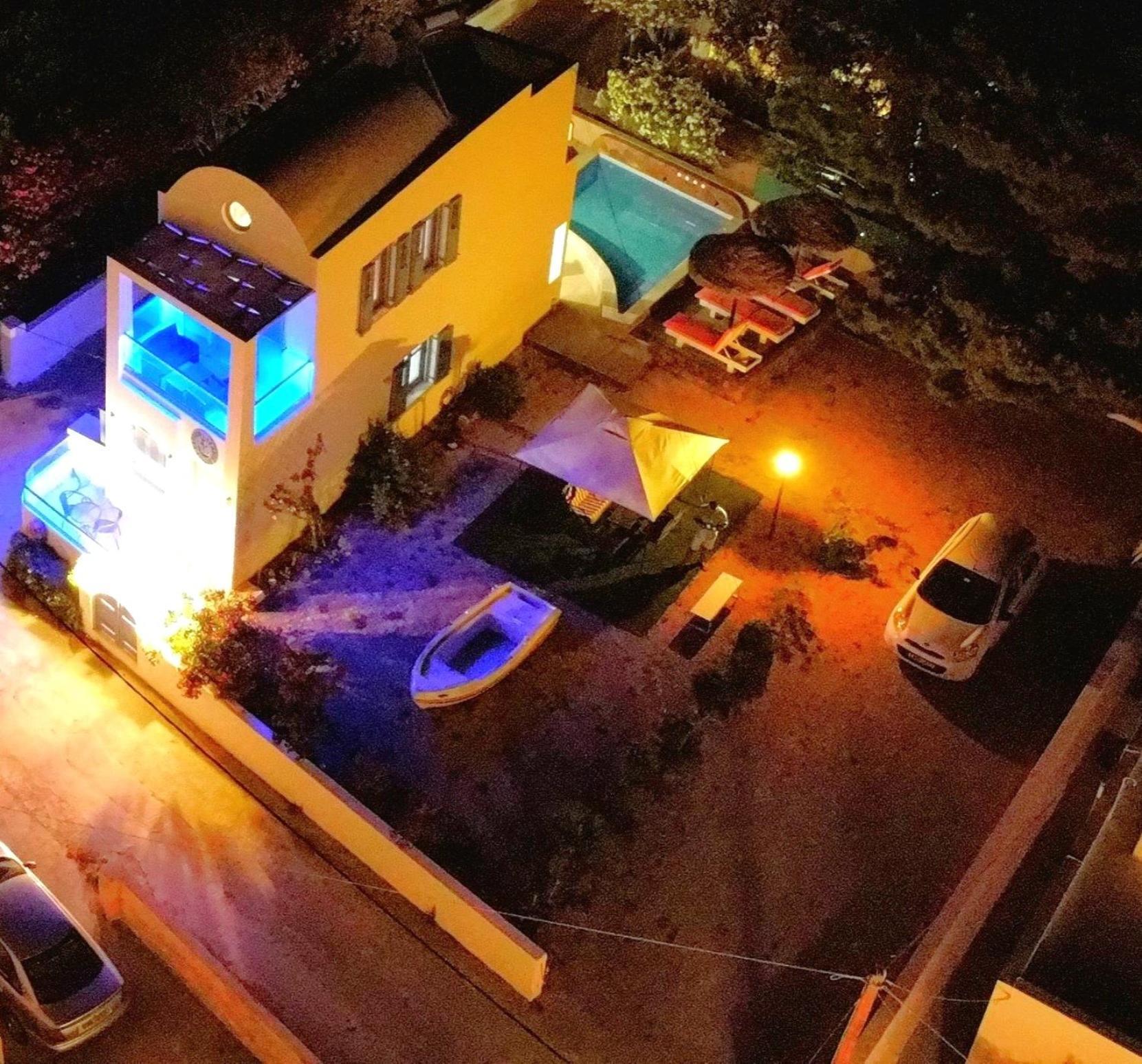 Captain Lazaros Villa: Black Beach Resort with Pool and Sea View Perissa  Exterior photo