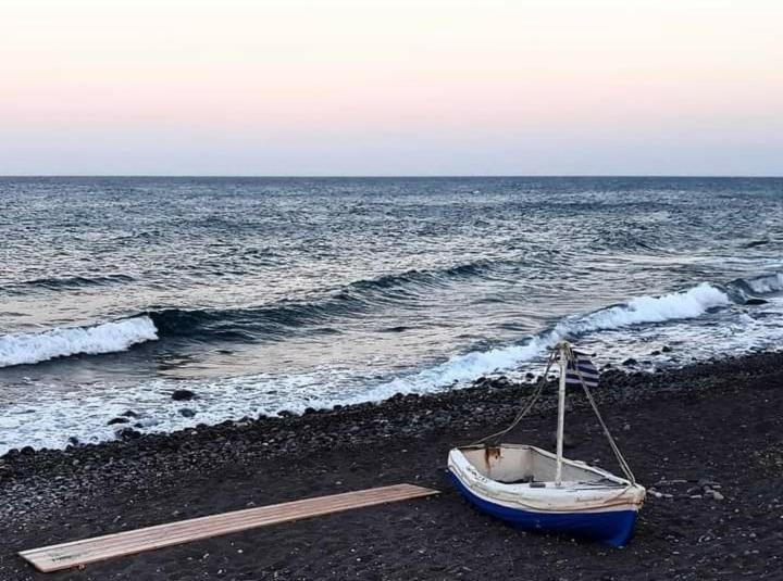 Captain Lazaros Villa: Black Beach Resort with Pool and Sea View Perissa  Exterior photo